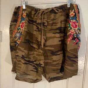 Johnny Was linen shorts, camo/embroidered, XXL